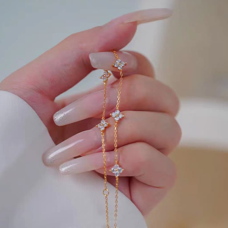 レディースブレスレット 煌めく小花のチェーンブレスレット