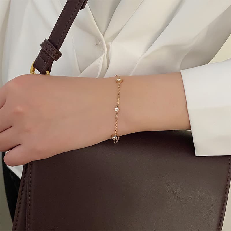 レディースブレスレット 輝き揺れる宝石チャームブレスレット
