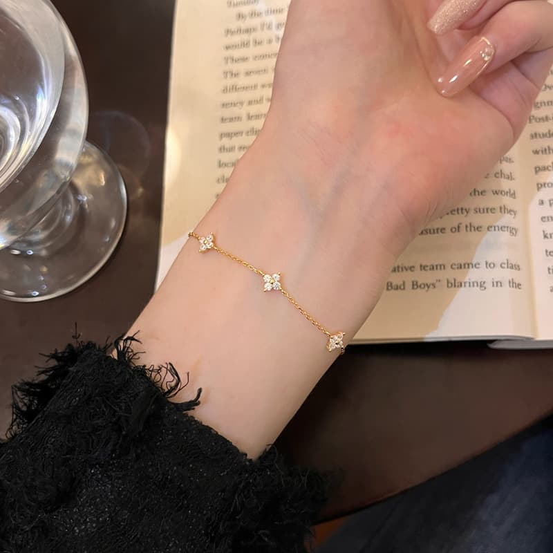 レディースブレスレット 煌めく小花のチェーンブレスレット
