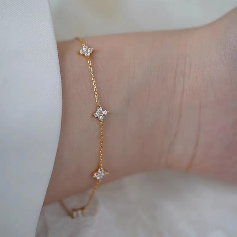 レディースブレスレット 煌めく小花のチェーンブレスレット