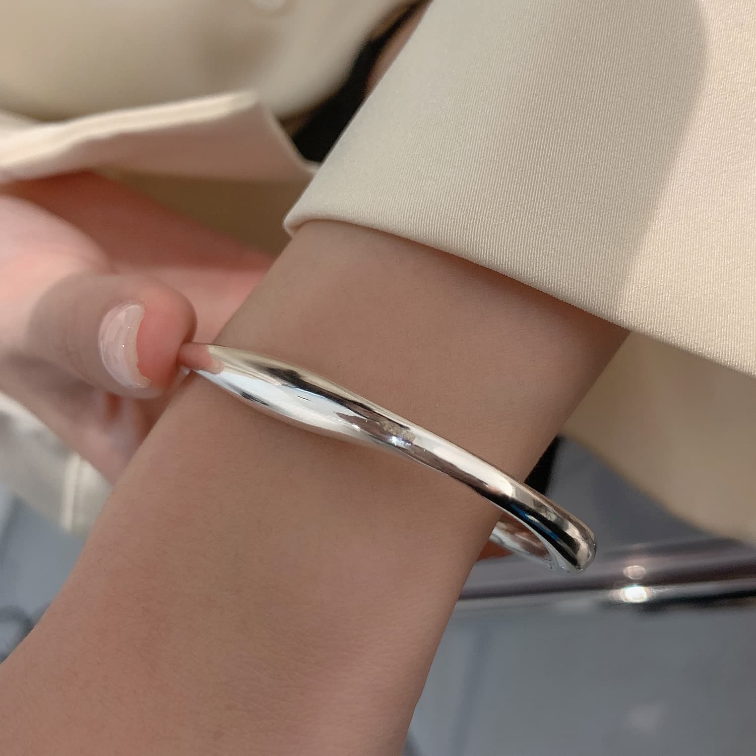 レディースブレスレット 洗練シンプルバングル