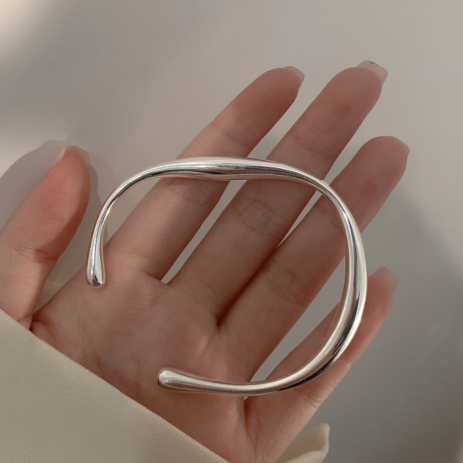 レディースブレスレット 洗練シンプルバングル
