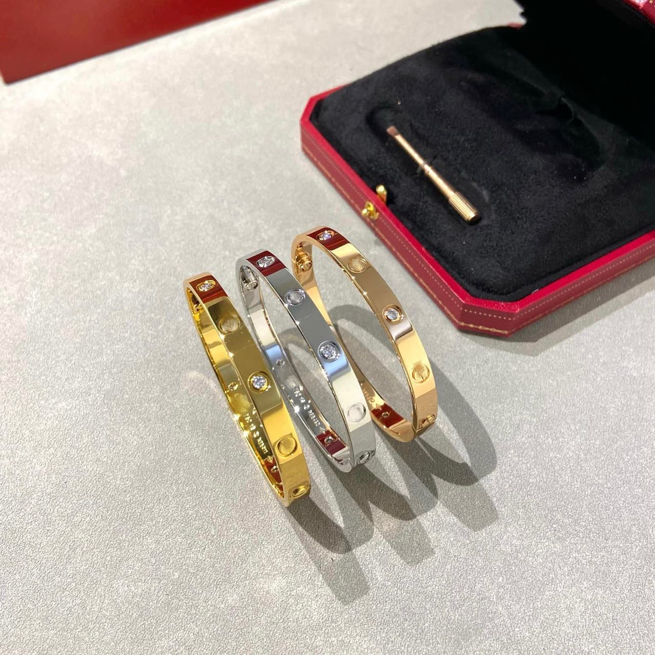 レディースブレスレット 煌めく宝石のネジモチーフバングル