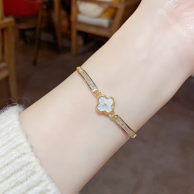 レディースブレスレット 華やか四葉モチーフブレスレット