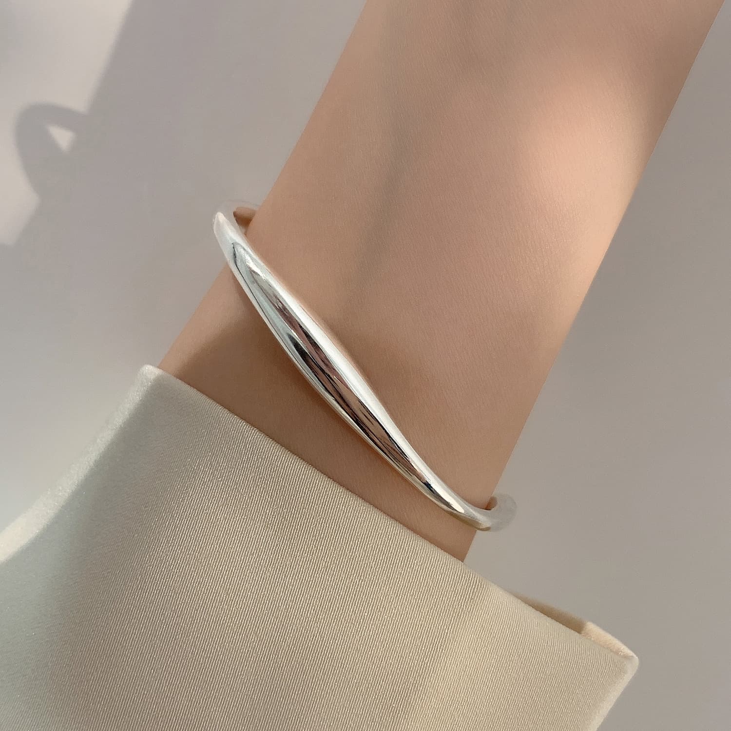 レディースブレスレット 洗練シンプルバングル