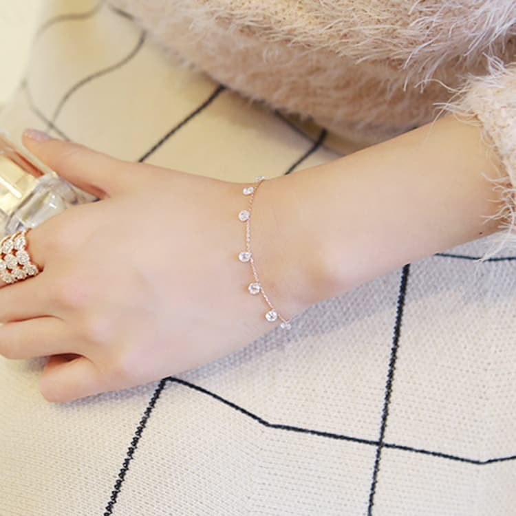 レディースブレスレット きらめく雫の繊細ブレスレット