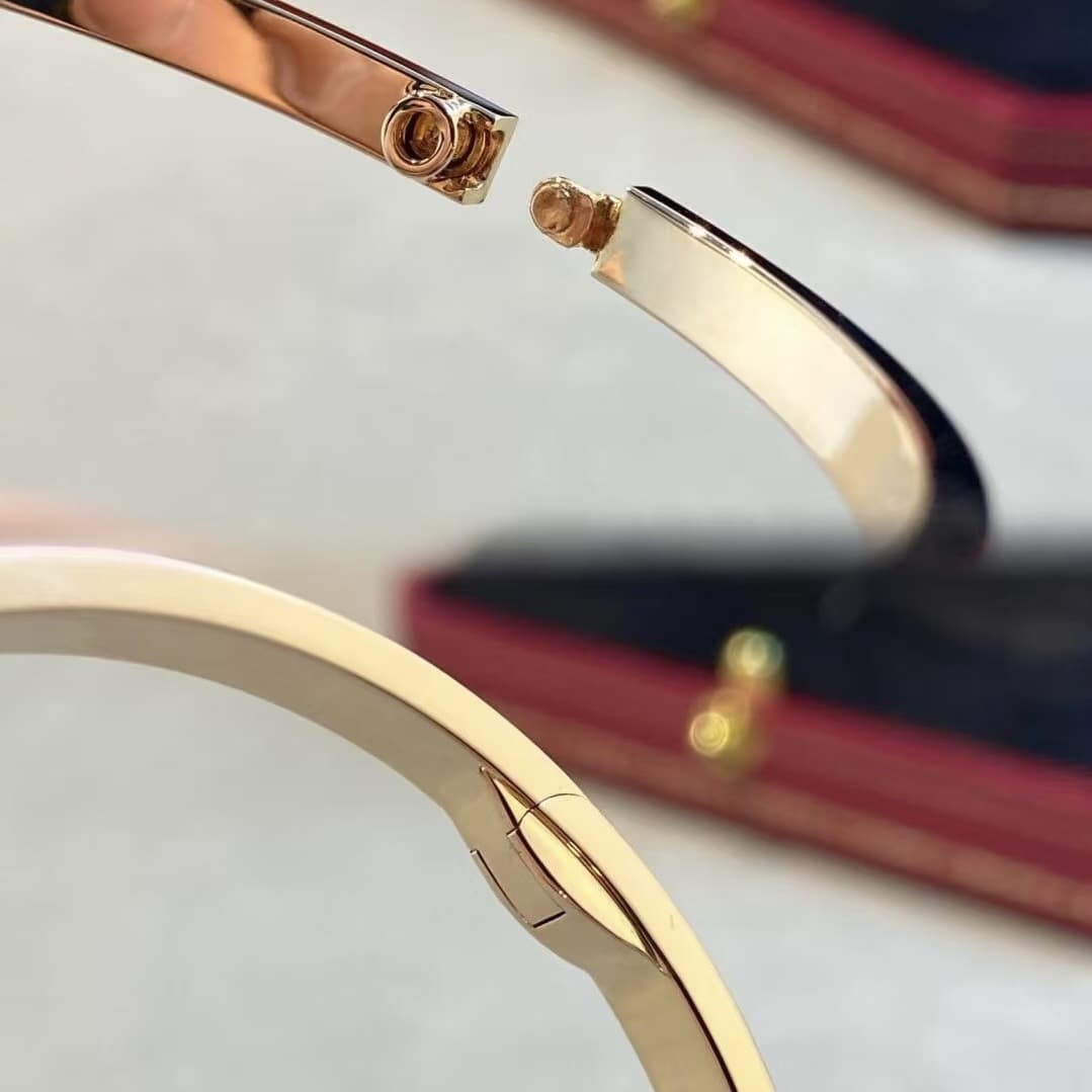 レディースブレスレット 煌めく宝石のネジモチーフバングル