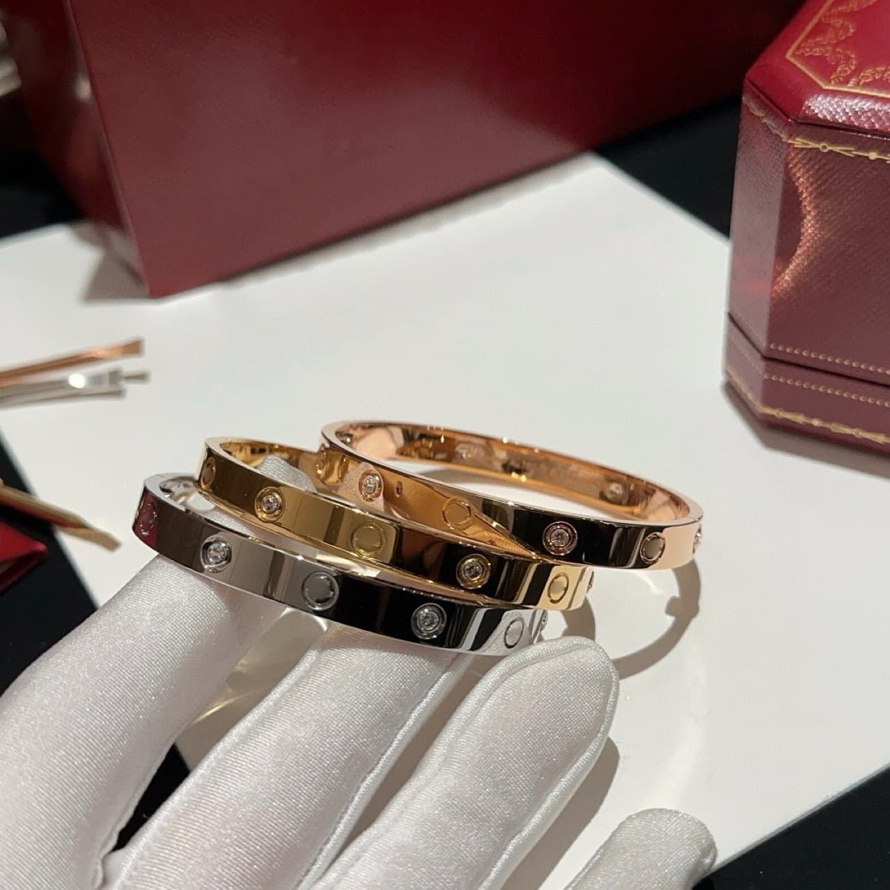レディースブレスレット 煌めく宝石のネジモチーフバングル