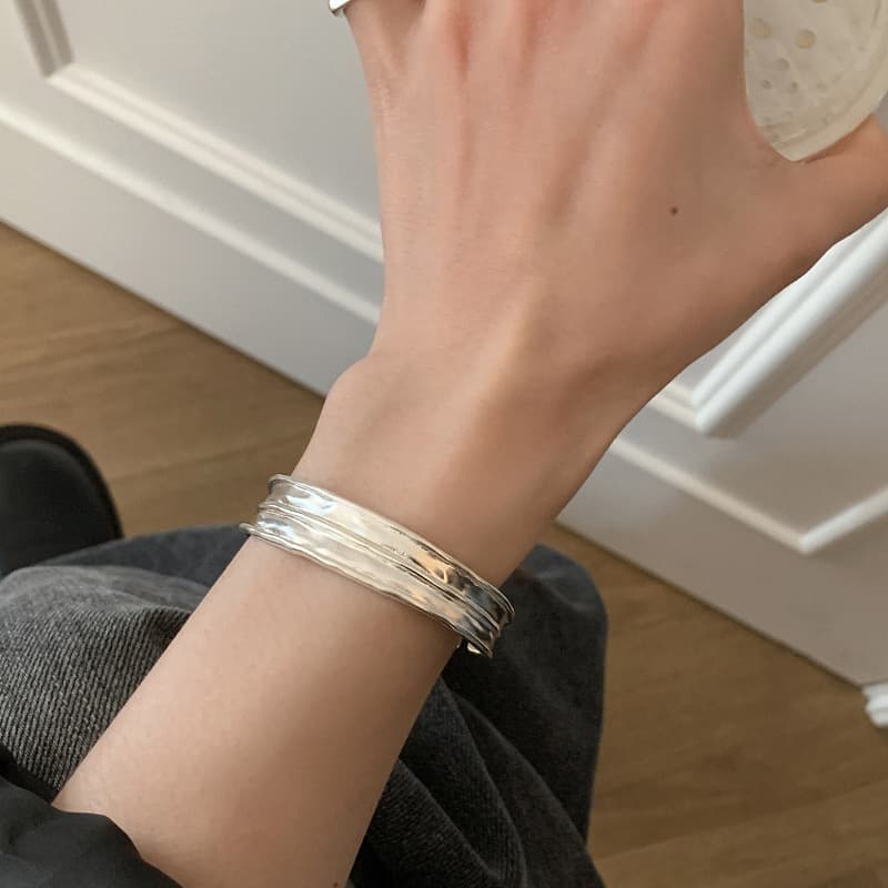 レディースブレスレット 波紋デザイン洗練バングル