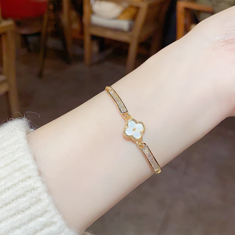 レディースブレスレット 華やか四葉モチーフブレスレット