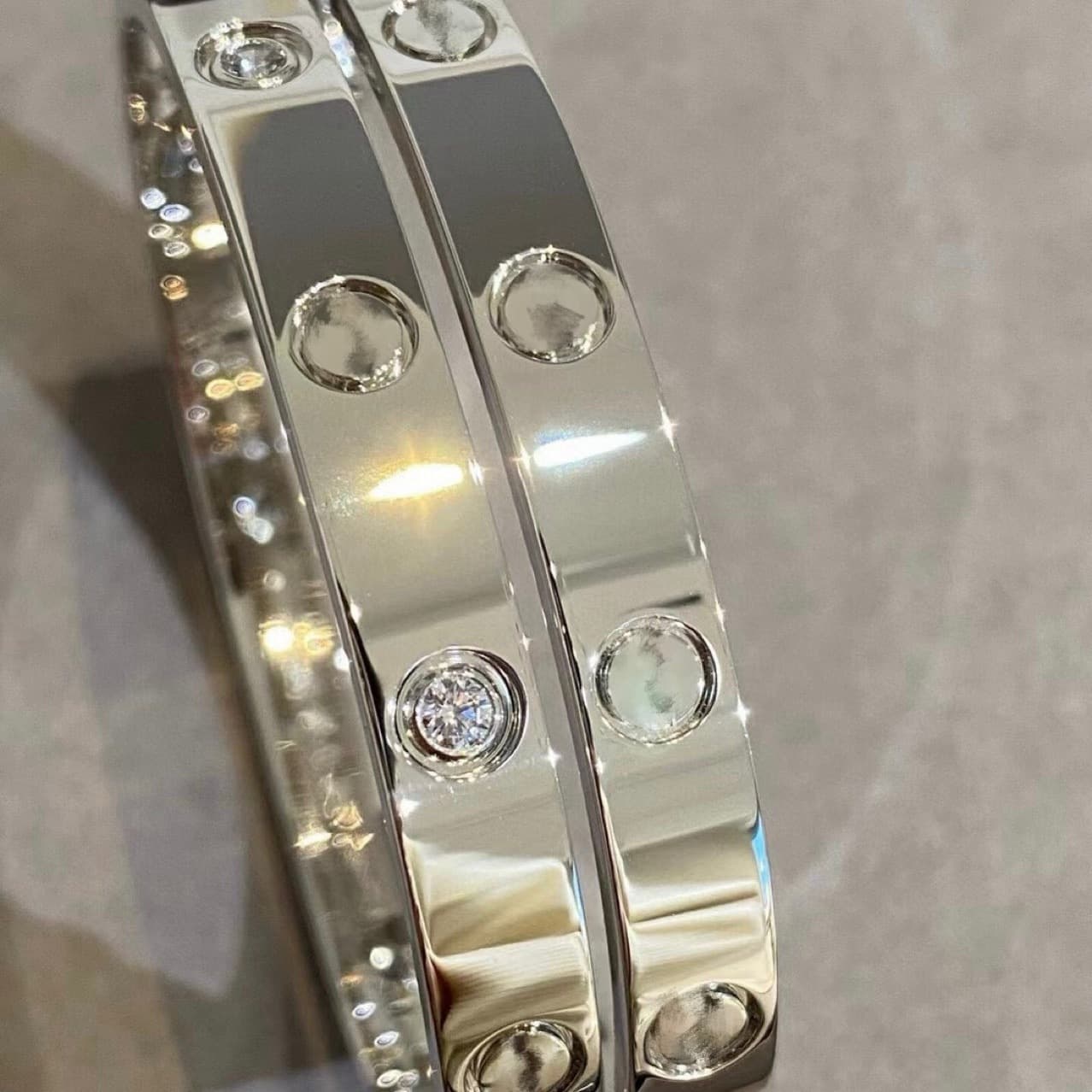 レディースブレスレット 煌めく宝石のネジモチーフバングル